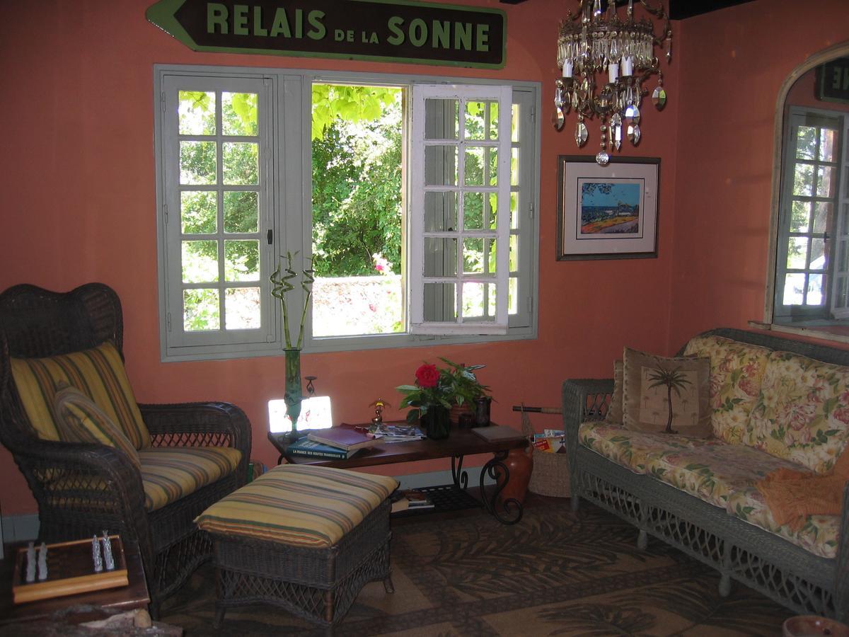Le Canard Au Parapluie Rouge Bed and Breakfast Célon Buitenkant foto